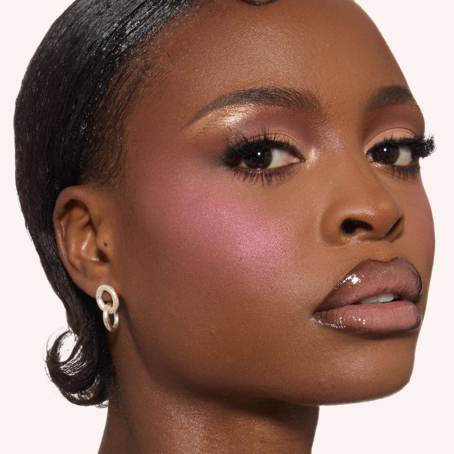 HUDA BEAUTY 
Blush Filter Blurring Blushlighters Palette