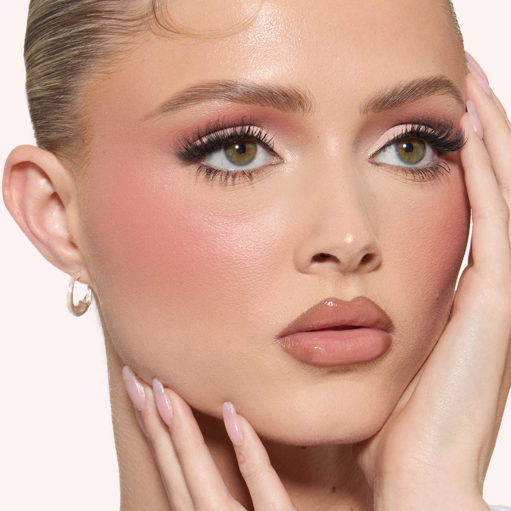 HUDA BEAUTY 
Blush Filter Blurring Blushlighters Palette
