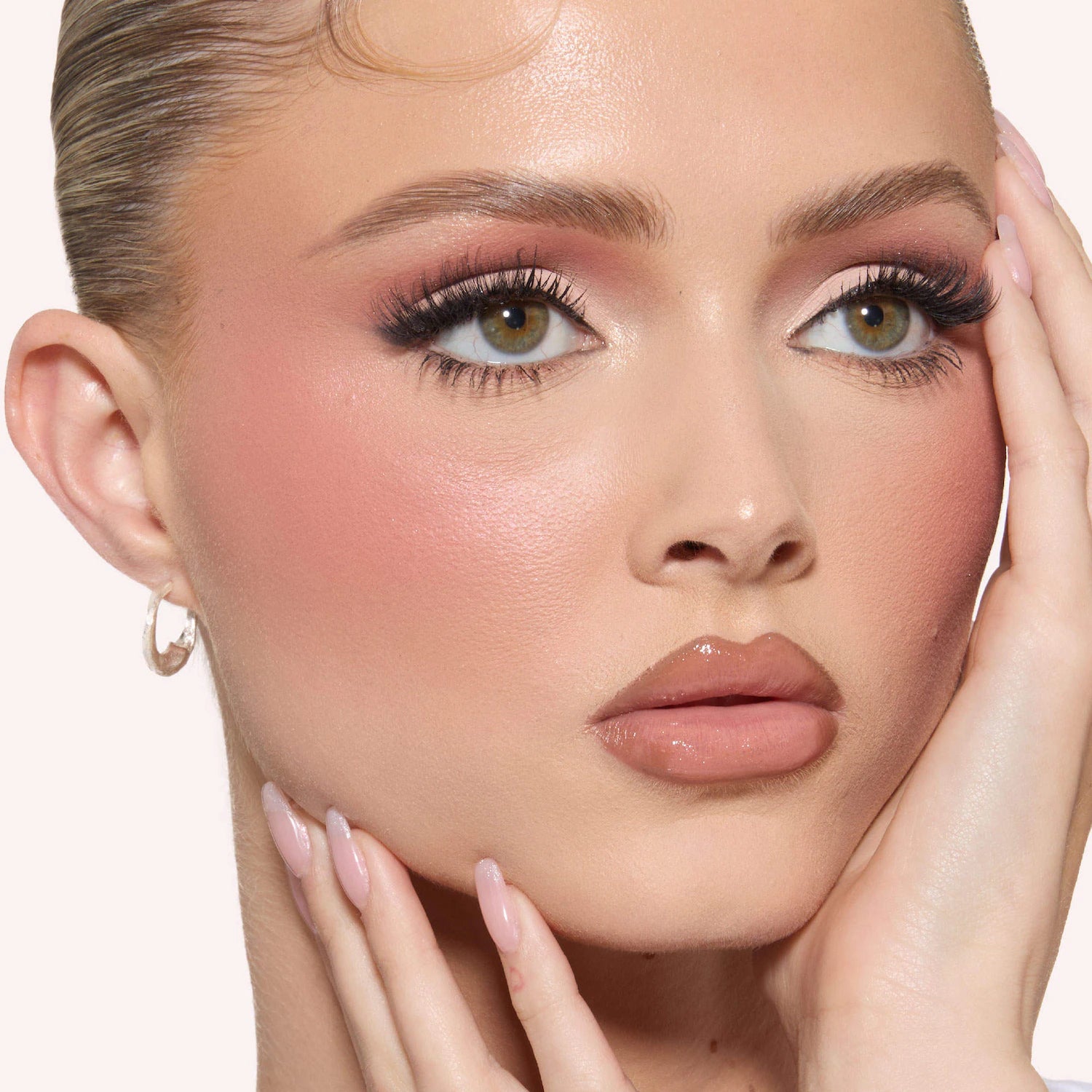 HUDA BEAUTY 
Blush Filter Blurring Blushlighters Palette